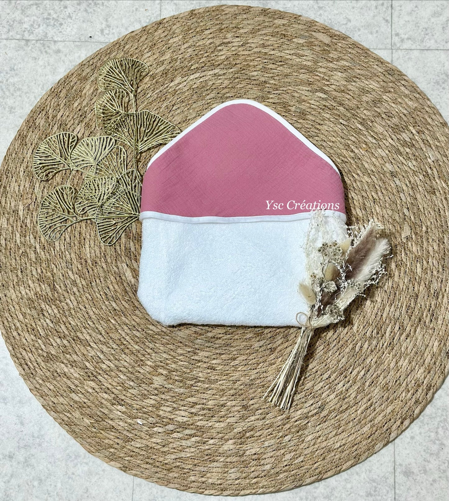 Cape de bain bébé personnalisée en gaze de coton – Broderie prénom fleurie