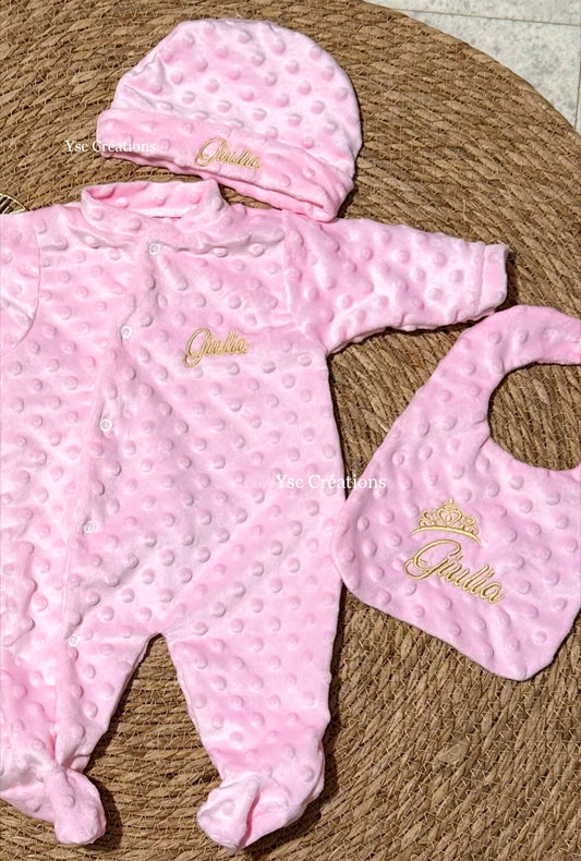 Ensemble pyjama bébé – détail broderie prénom sur pyjama