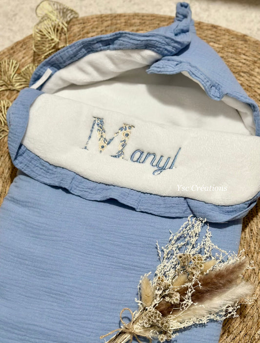 nid d’ange bébé brodé prénom avec lettre fleurie