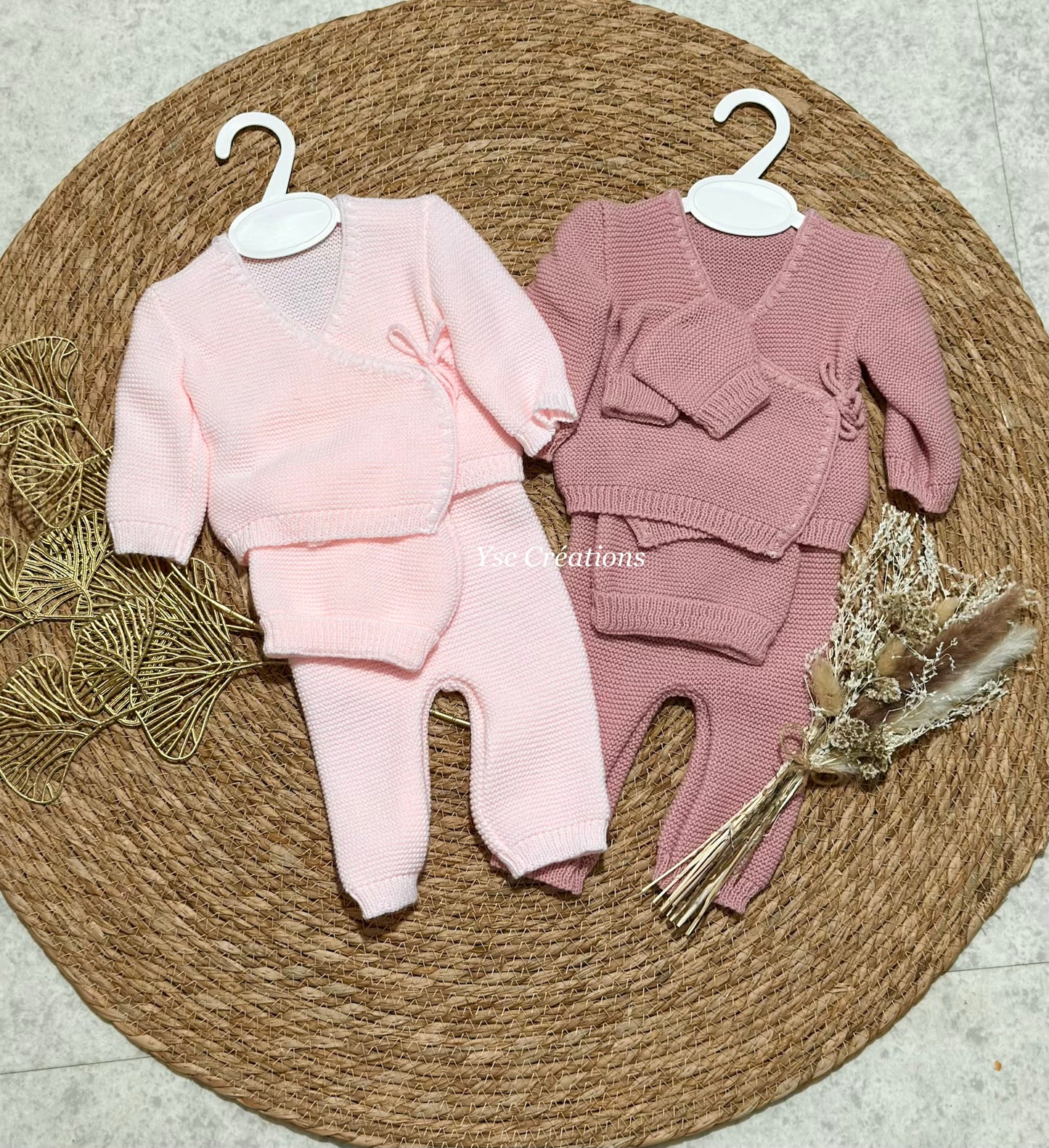 Tenue naissance fille personnalisée 0/3 mois brodée prénom – Première lettre fleurie