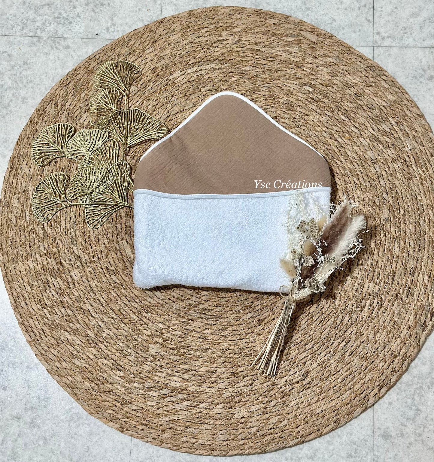 Cape de bain bébé personnalisée en gaze de coton – Broderie prénom fleurie