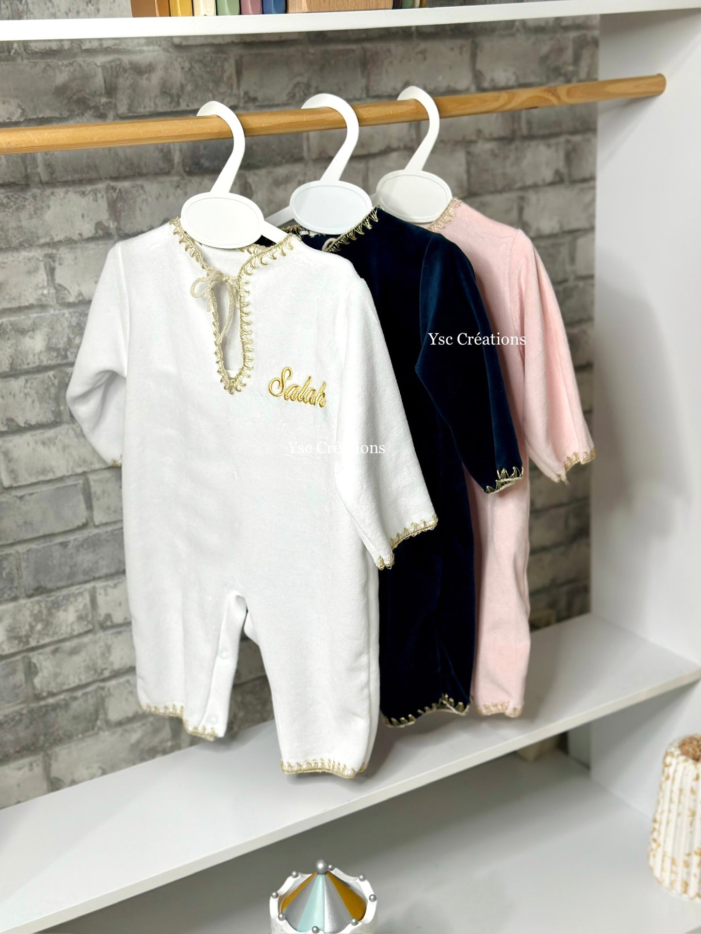 Tenue bébé toucher velours personnalisée avec prénom brodé – Col décor doré, idéale pour fête