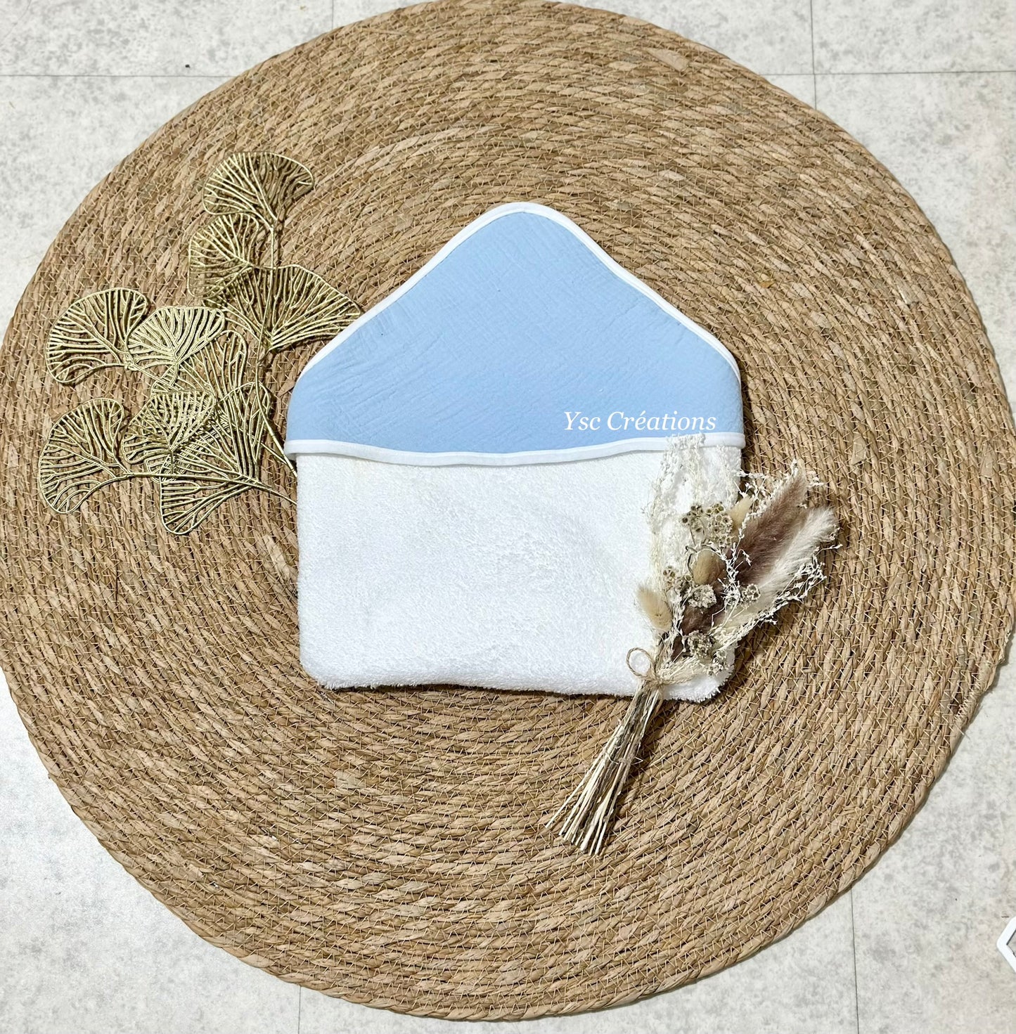 Cape de bain bébé personnalisée en gaze de coton – Broderie prénom fleurie