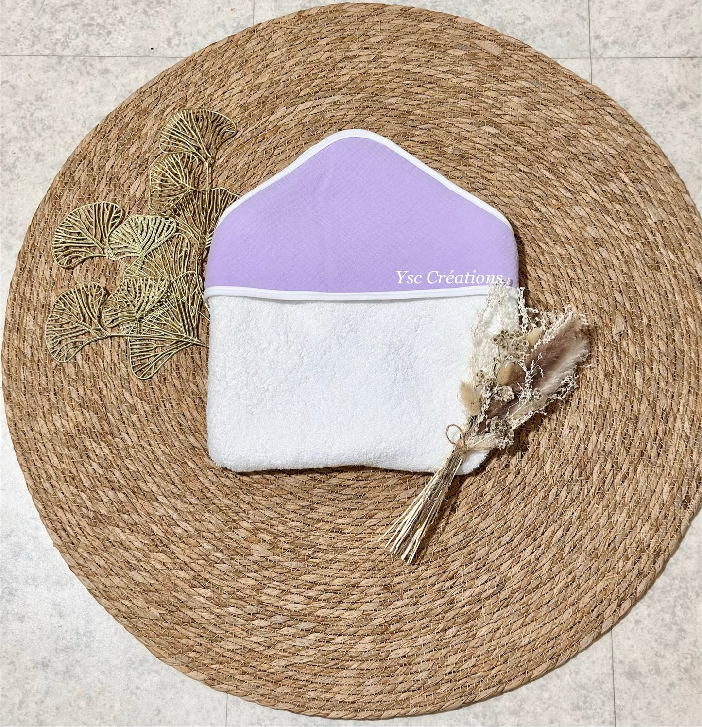 Cape de bain bébé personnalisée en gaze de coton – Broderie prénom fleurie