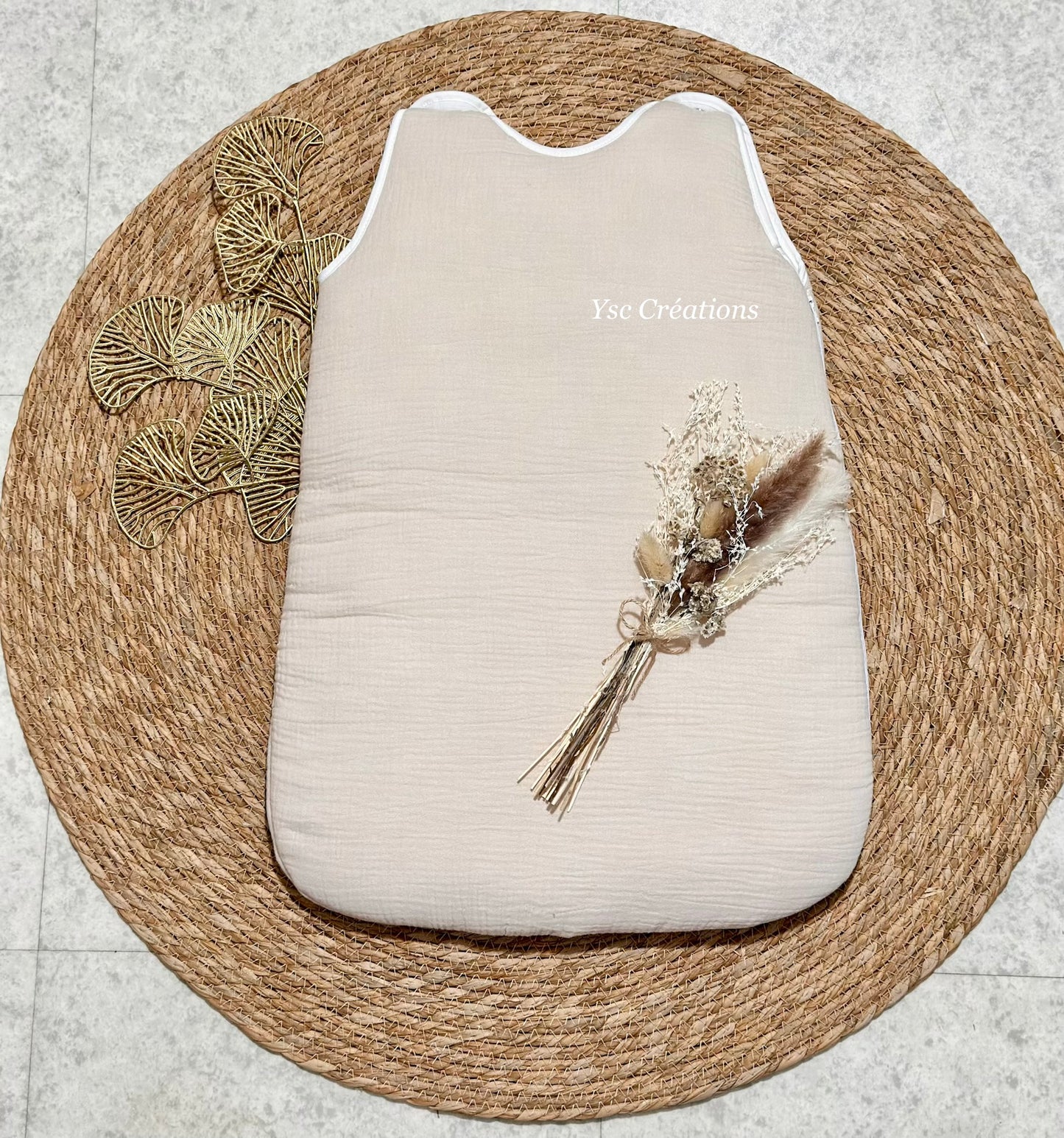 Gigoteuse bébé personnalisée – Broderie prénom 1ère Lettre fleurie
