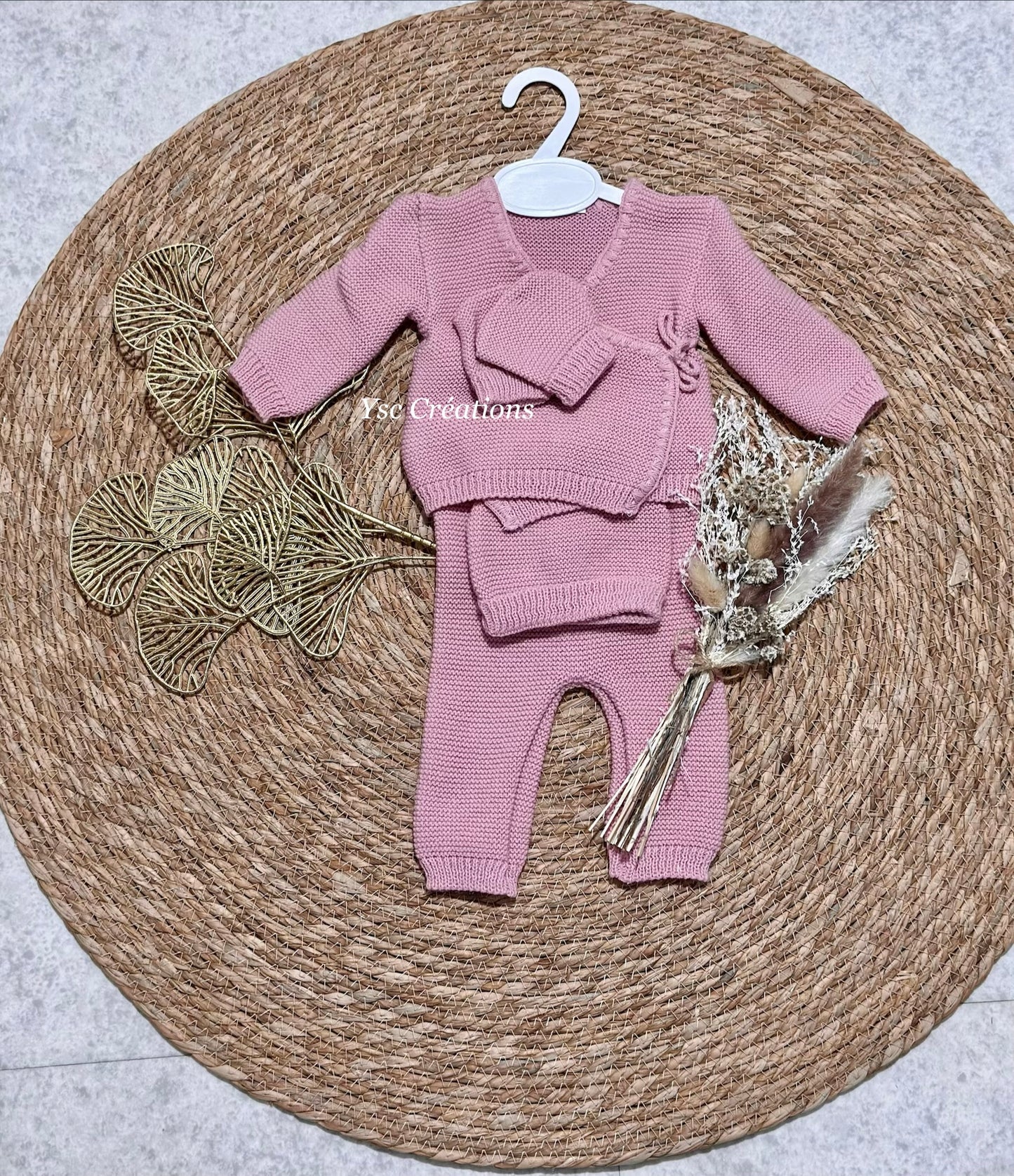 Tenue naissance fille personnalisée 0/3 mois brodée prénom – Première lettre fleurie