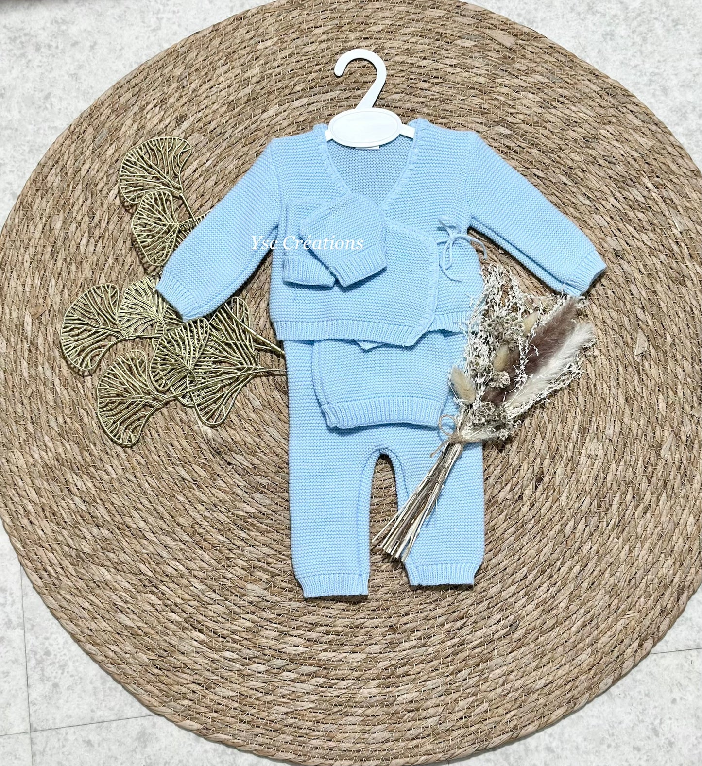 Tenue naissance personnalisée 0/3 mois brodée prénom – Première lettre fleurie