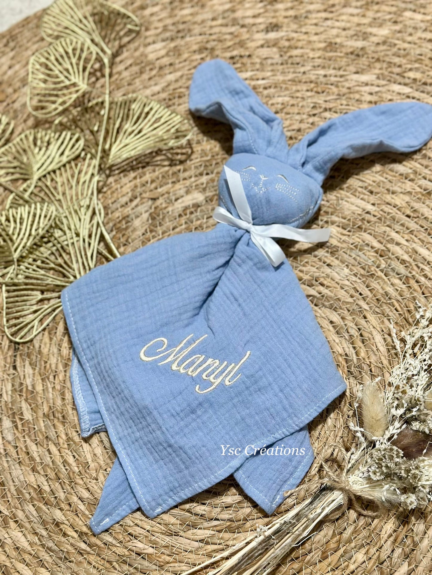 Doudou lapin bébé personnalisé – Gaze de coton broderie prénom