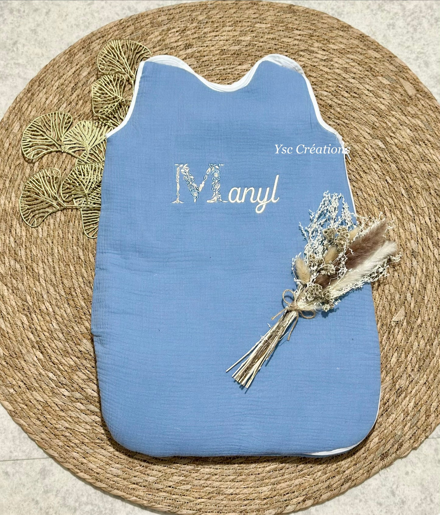Gigoteuse bébé personnalisée – Broderie prénom 1ère Lettre fleurie