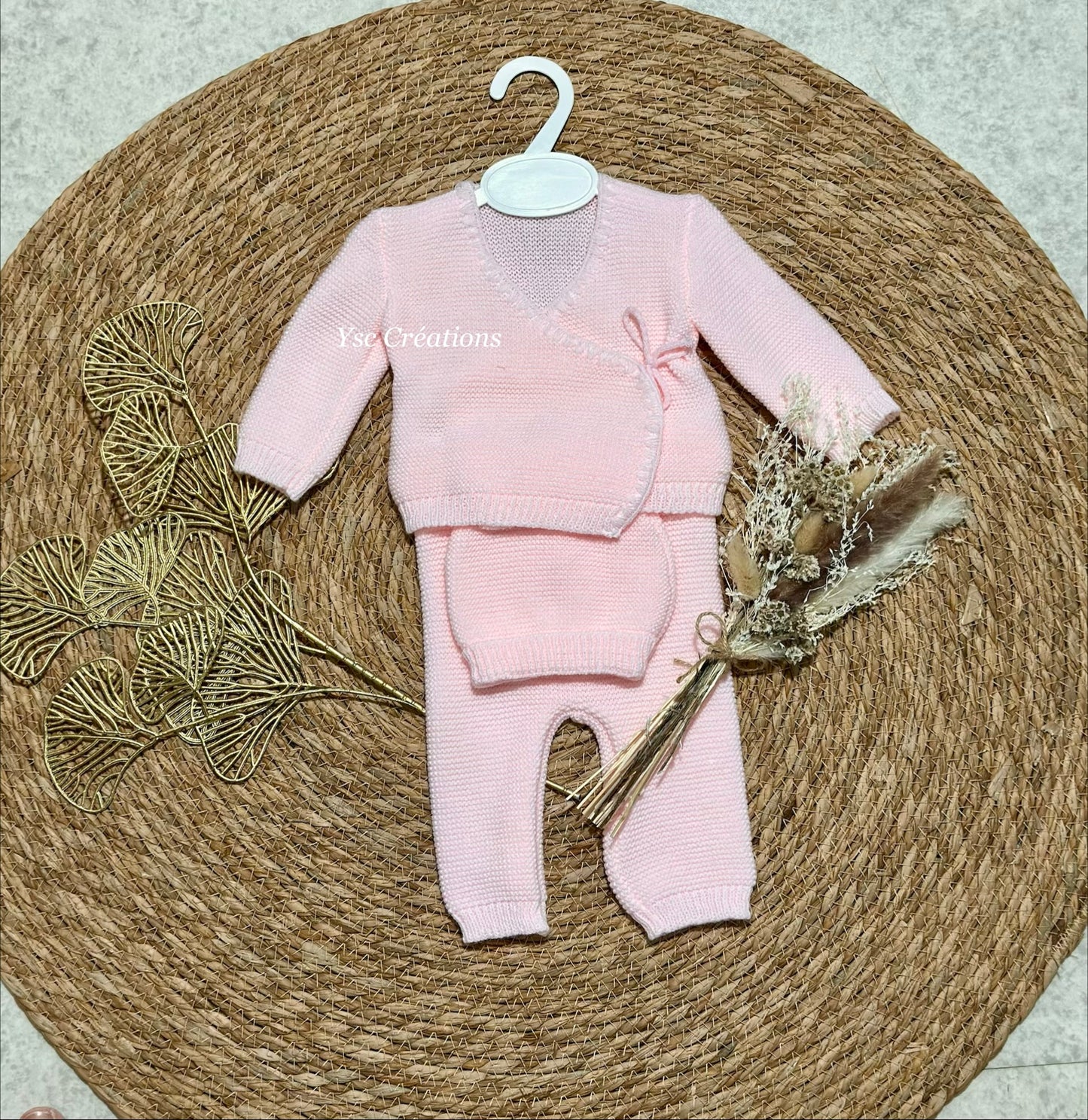 Tenue naissance fille personnalisée 0/3 mois brodée prénom – Première lettre fleurie