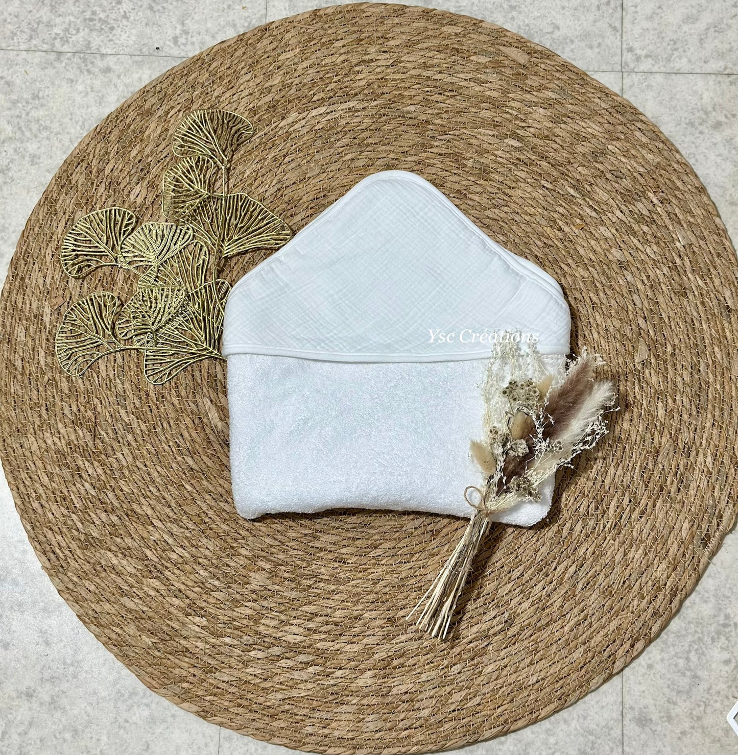 Cape de bain bébé personnalisée en gaze de coton – Broderie prénom fleurie