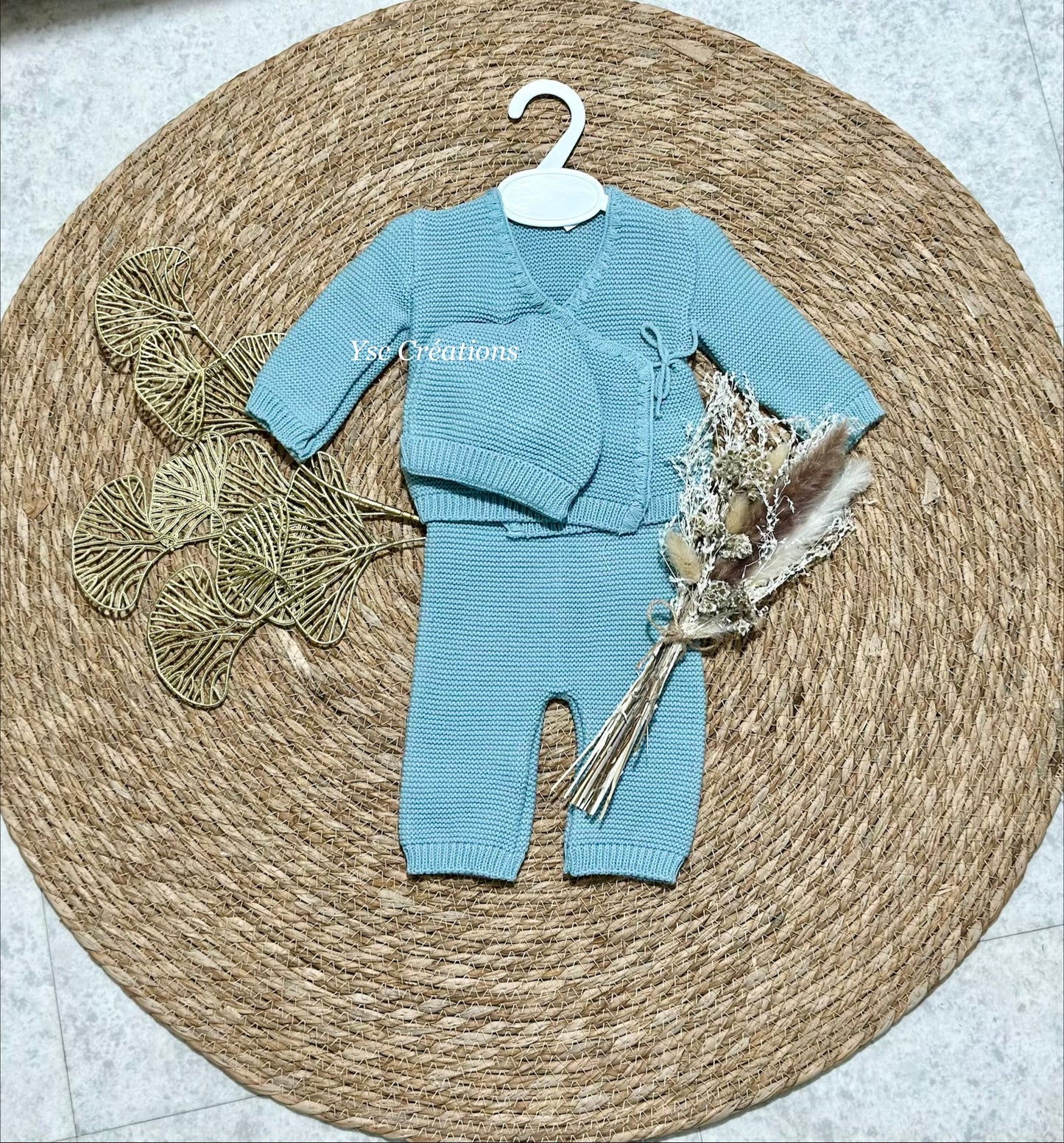 Tenue naissance personnalisée 0/3 mois brodée prénom – Première lettre fleurie