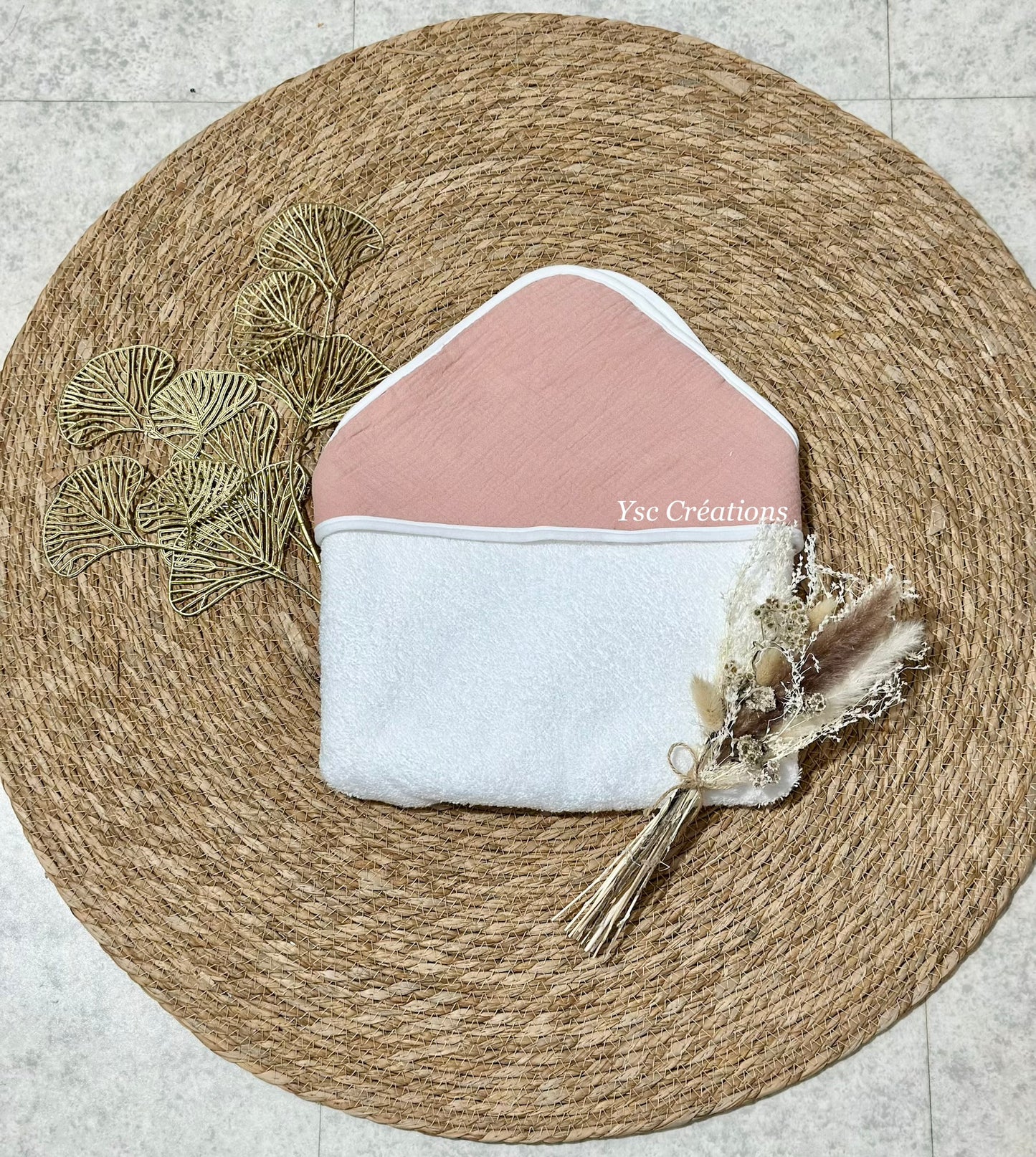Cape de bain bébé personnalisée en gaze de coton – Broderie prénom fleurie