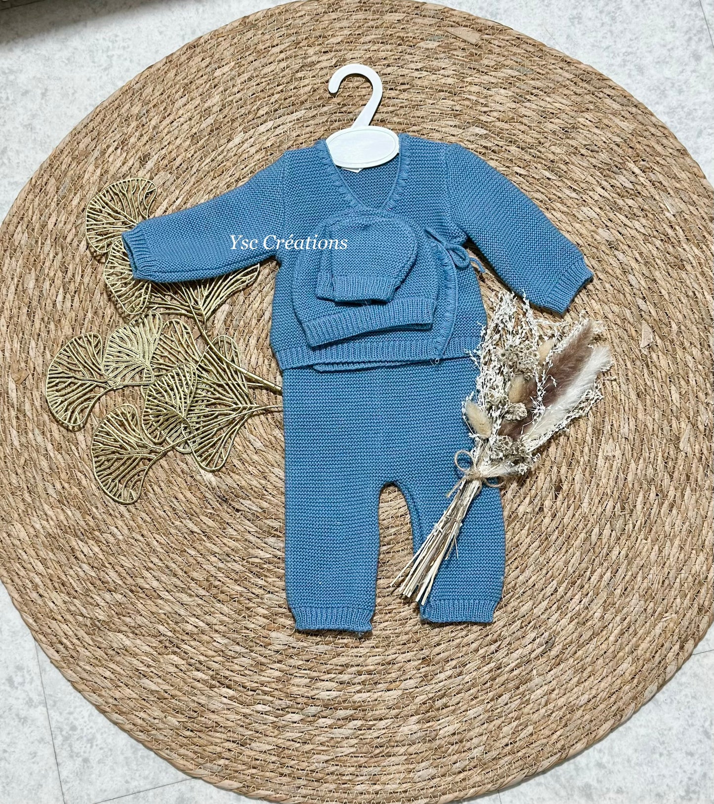 Tenue naissance personnalisée 0/3 mois brodée prénom – Première lettre fleurie