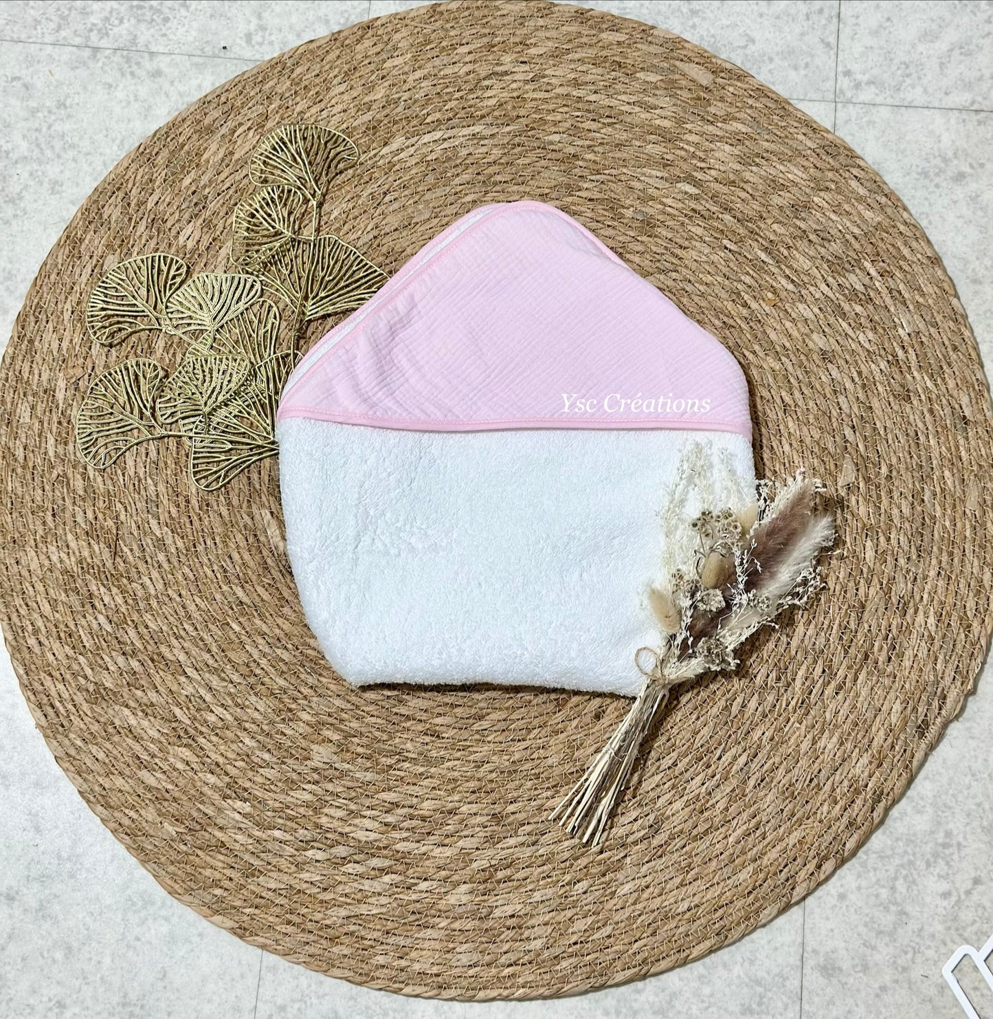 Cape de bain bébé personnalisée en gaze de coton – Broderie prénom fleurie