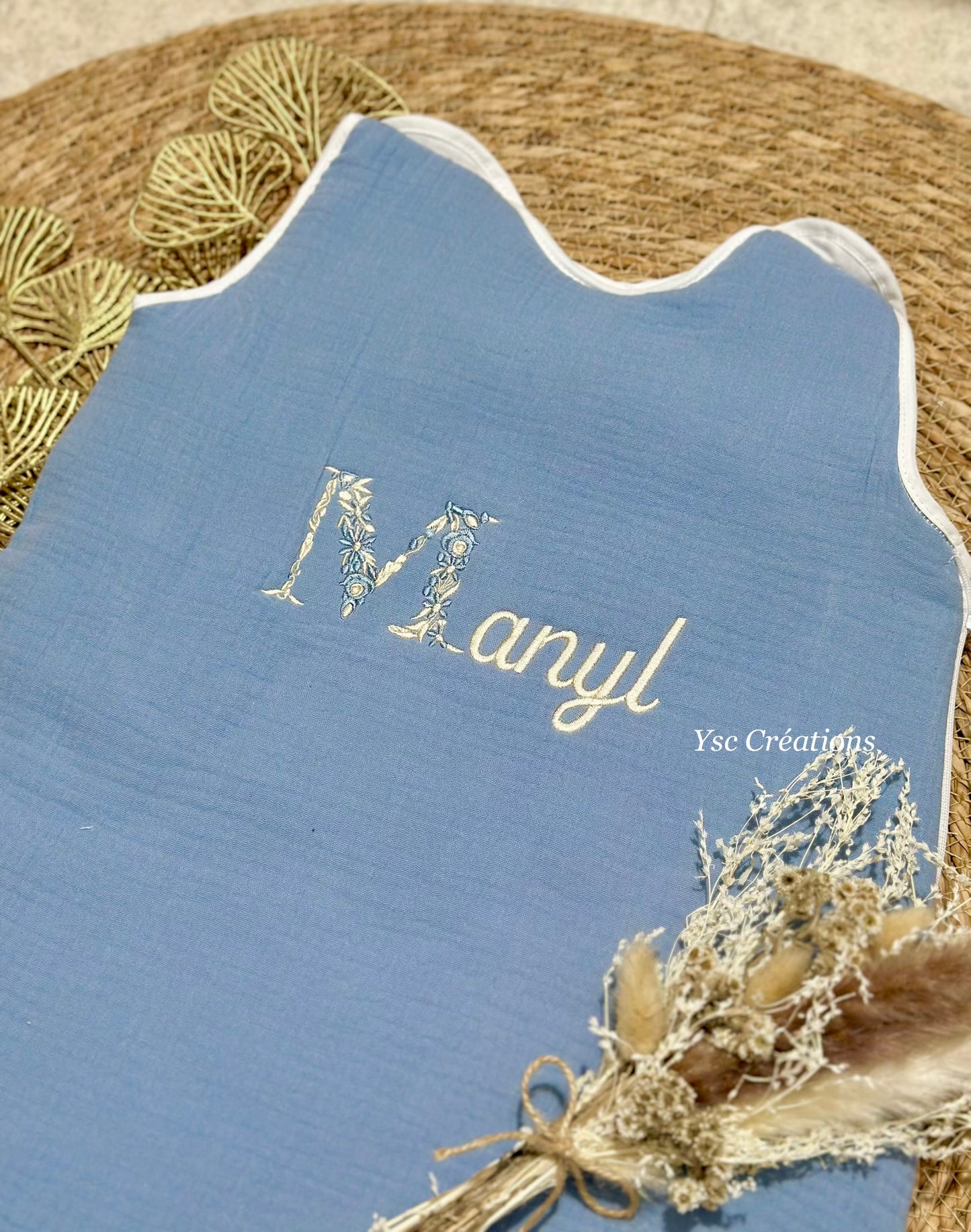 Gigoteuse bébé personnalisée – Broderie prénom 1ère Lettre fleurie