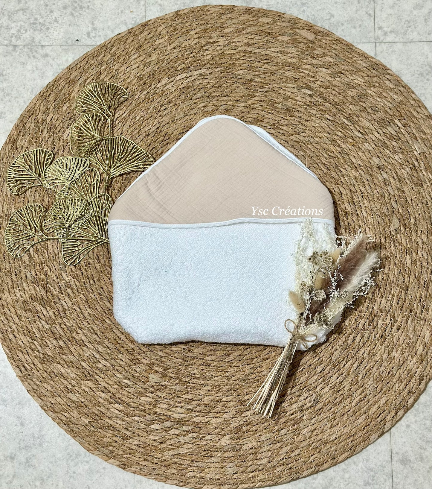 Cape de bain bébé personnalisée en gaze de coton – Broderie prénom fleurie