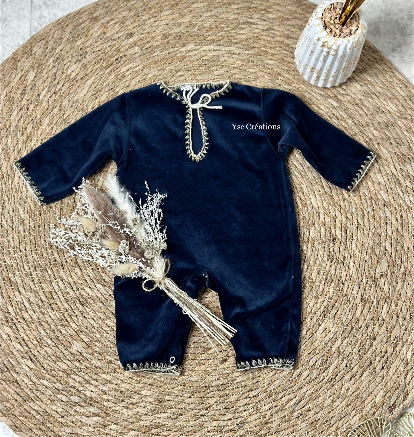 Tenue bébé toucher velours personnalisée avec prénom brodé – Col décor doré, idéale pour fête