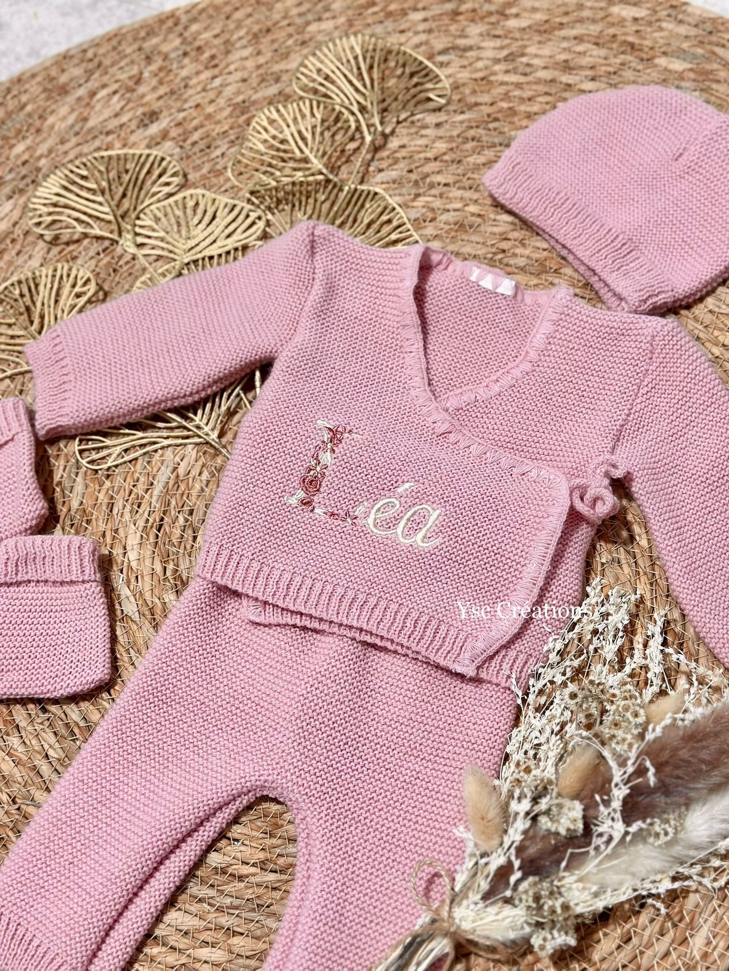 Tenue naissance fille personnalisée 0/3 mois brodée prénom – Première lettre fleurie