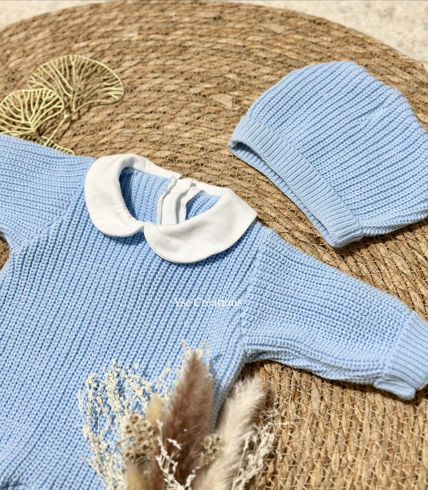 Bonnet et chaussons assortis en maille pour tenue de naissance personnalisée