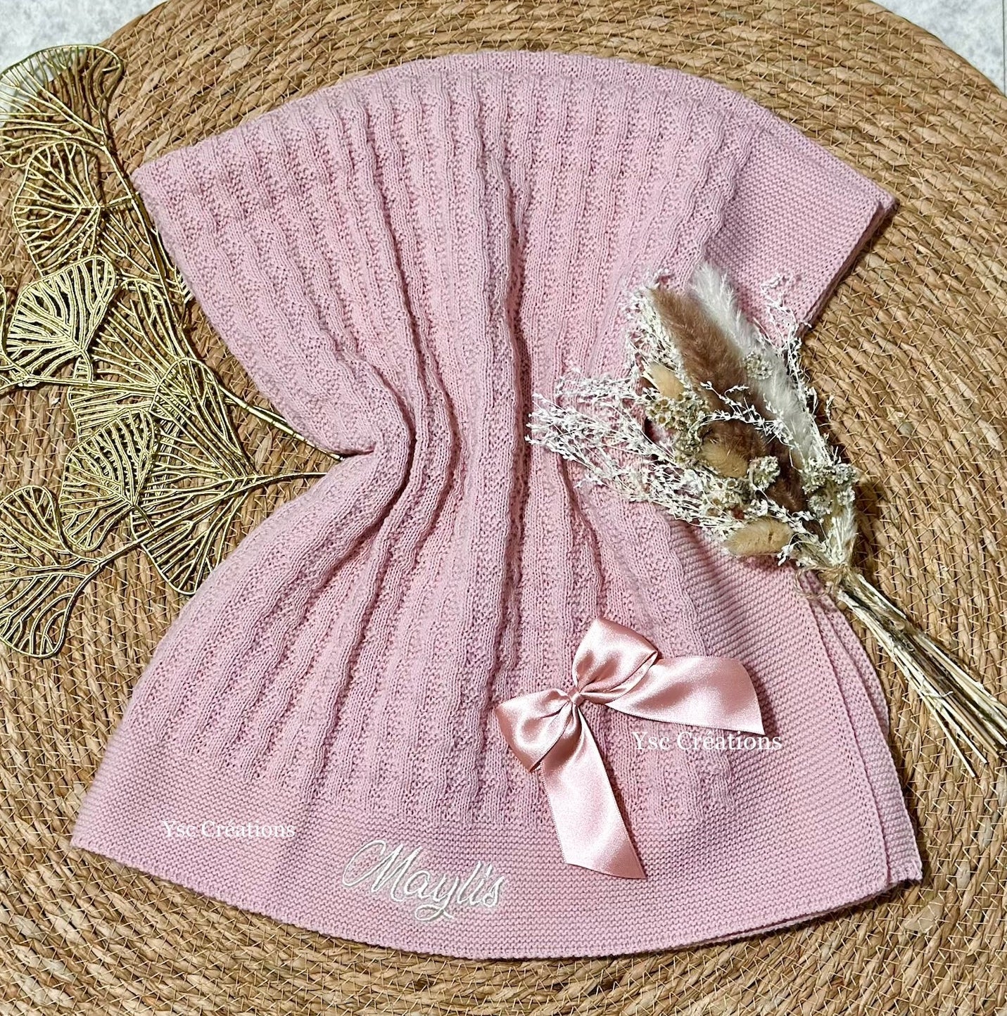 Couverture bébé personnalisée en maille tricotée vieux rose avec prénom brodé et nœuds en satin
