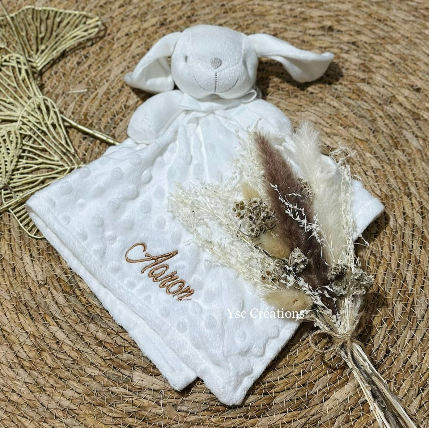 Doudou lapin bébé blanc en tissu minky, broderie prénom personnalisée