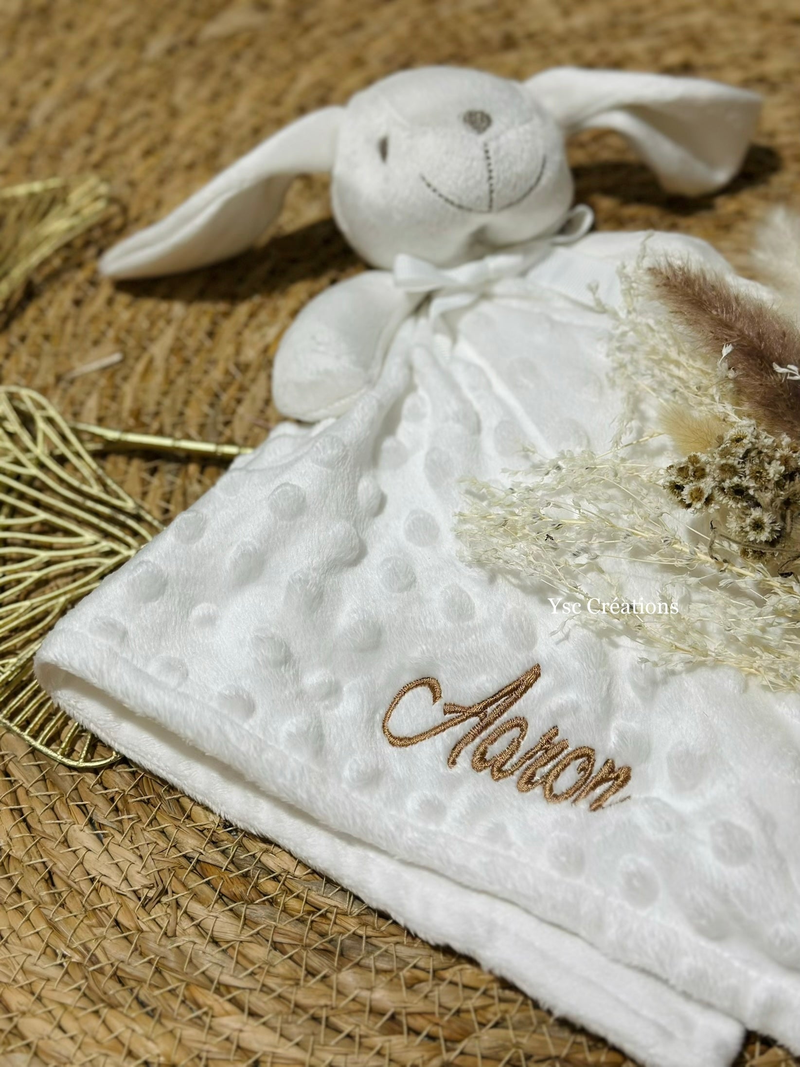 Doudou lapin blanc en minky avec prénom brodé, article personnalisé pour bébé