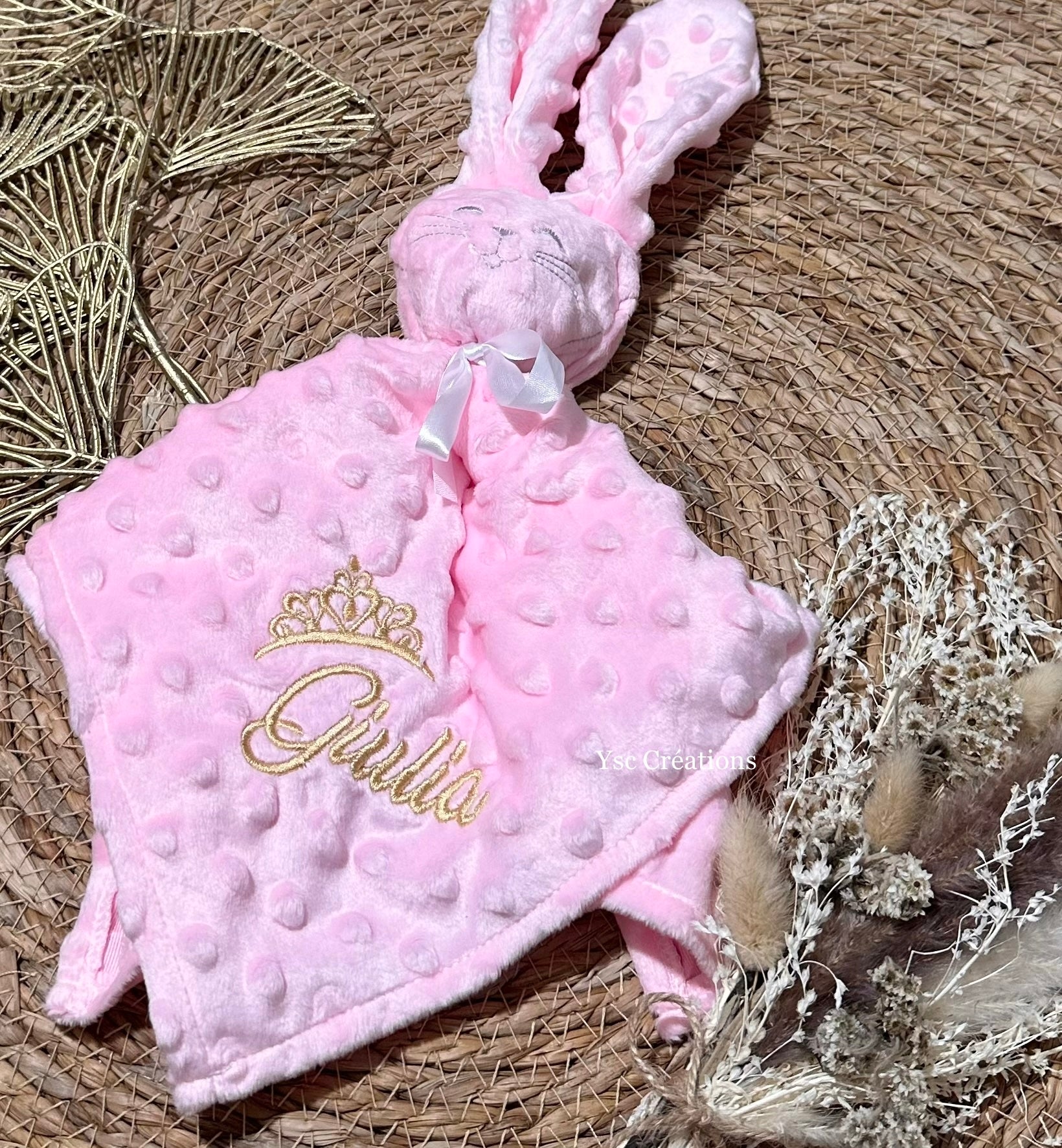 Doudou lapin Minky rose personnalisé avec broderie prénom pour bébé