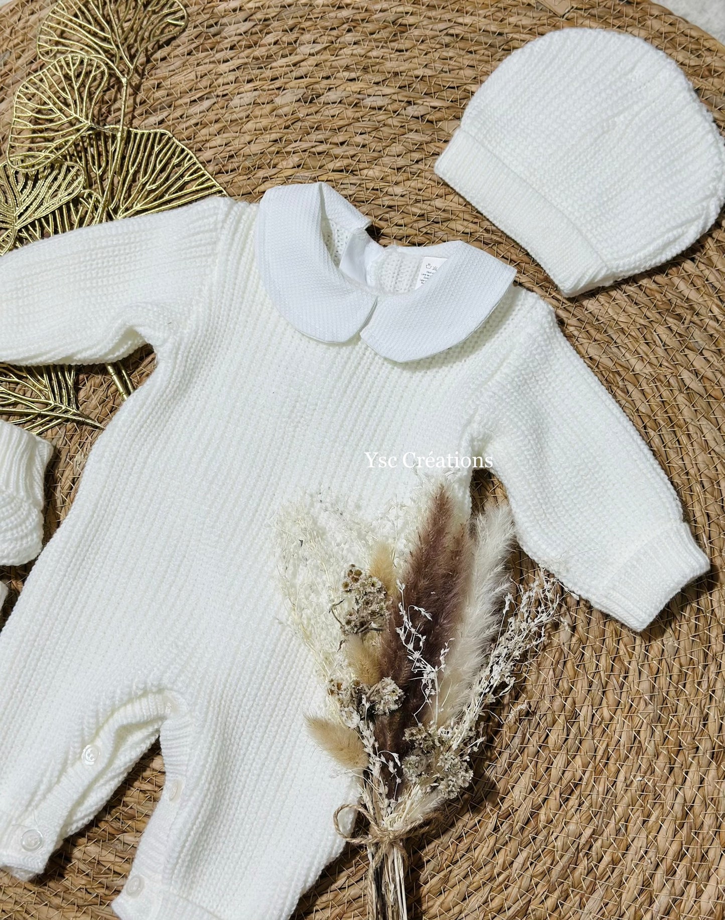 Ensemble naissance personnalisé bébé en maille comprenant tenue, bonnet et chaussons