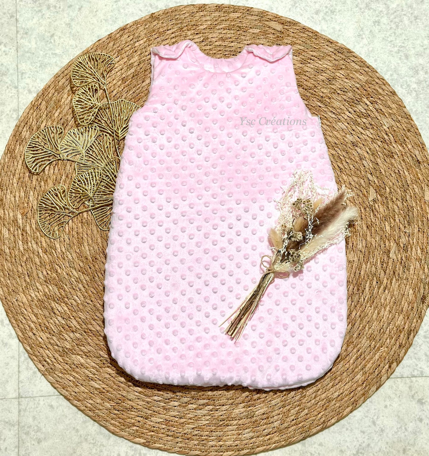 Gigoteuse bébé en minky personnalisée – détail broderie prénom