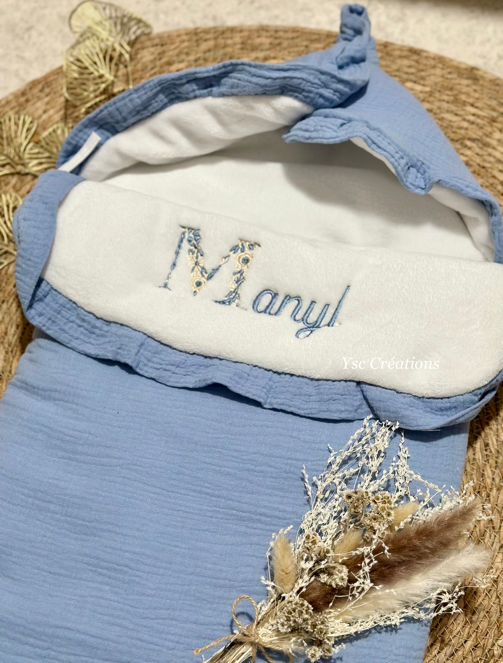 nid d’ange bébé brodé prénom avec lettre fleurie