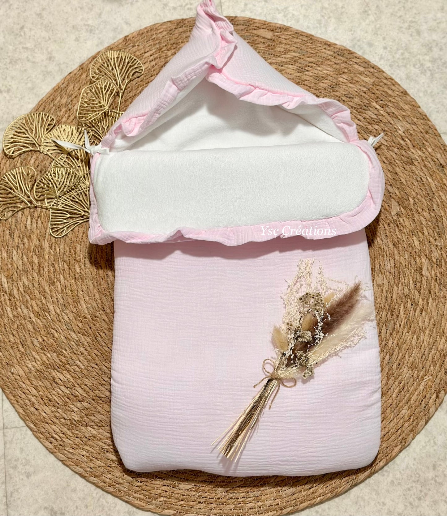 nid d’ange bébé personnalisé coloris rose tendre