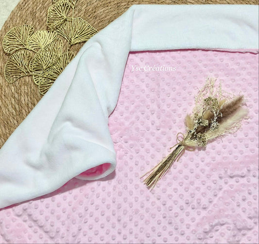 Plaid bébé personnalisé en minky double face – détail broderie prénom