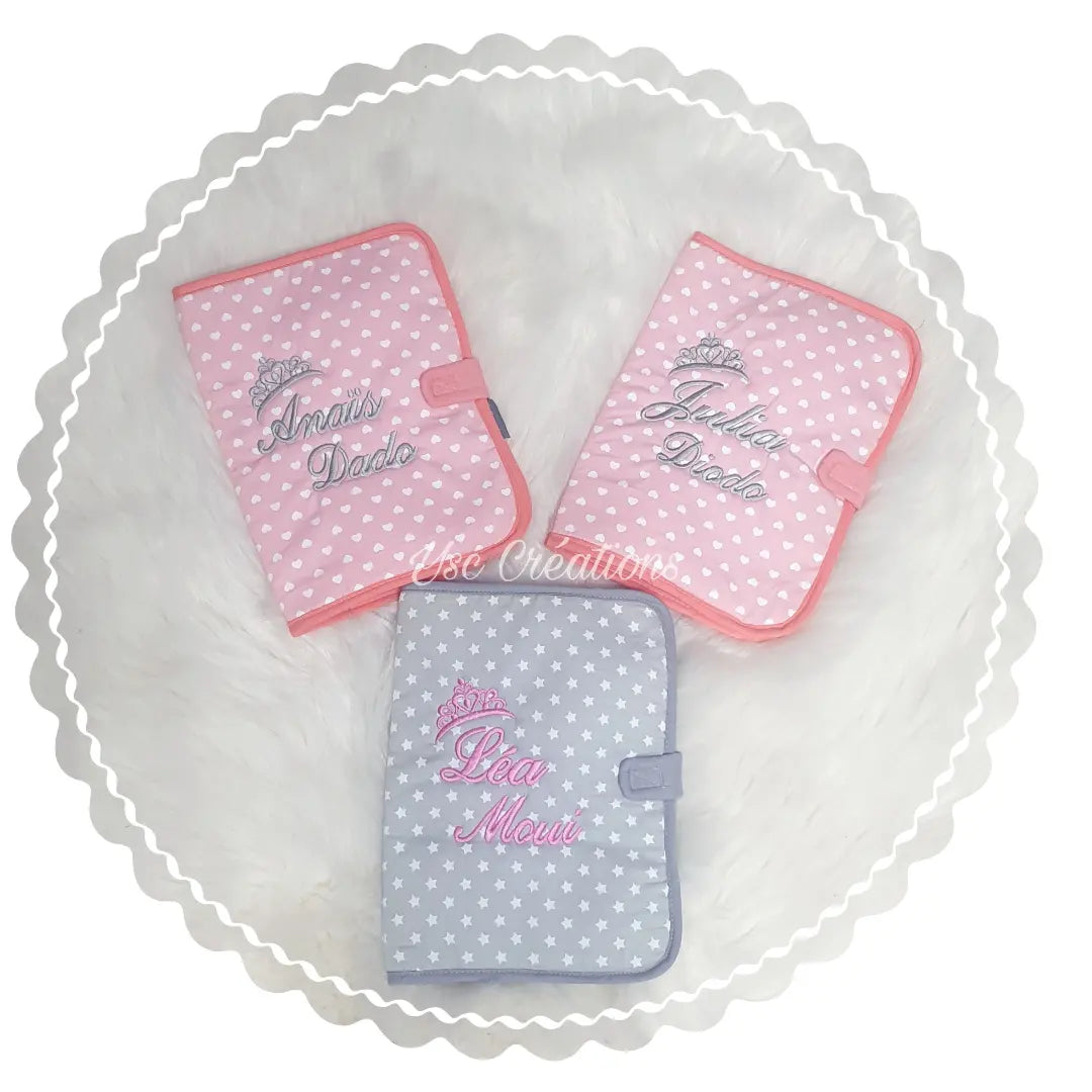 Protège carnet de santé personnalisé brodé prénom – 3 coloris au choix
