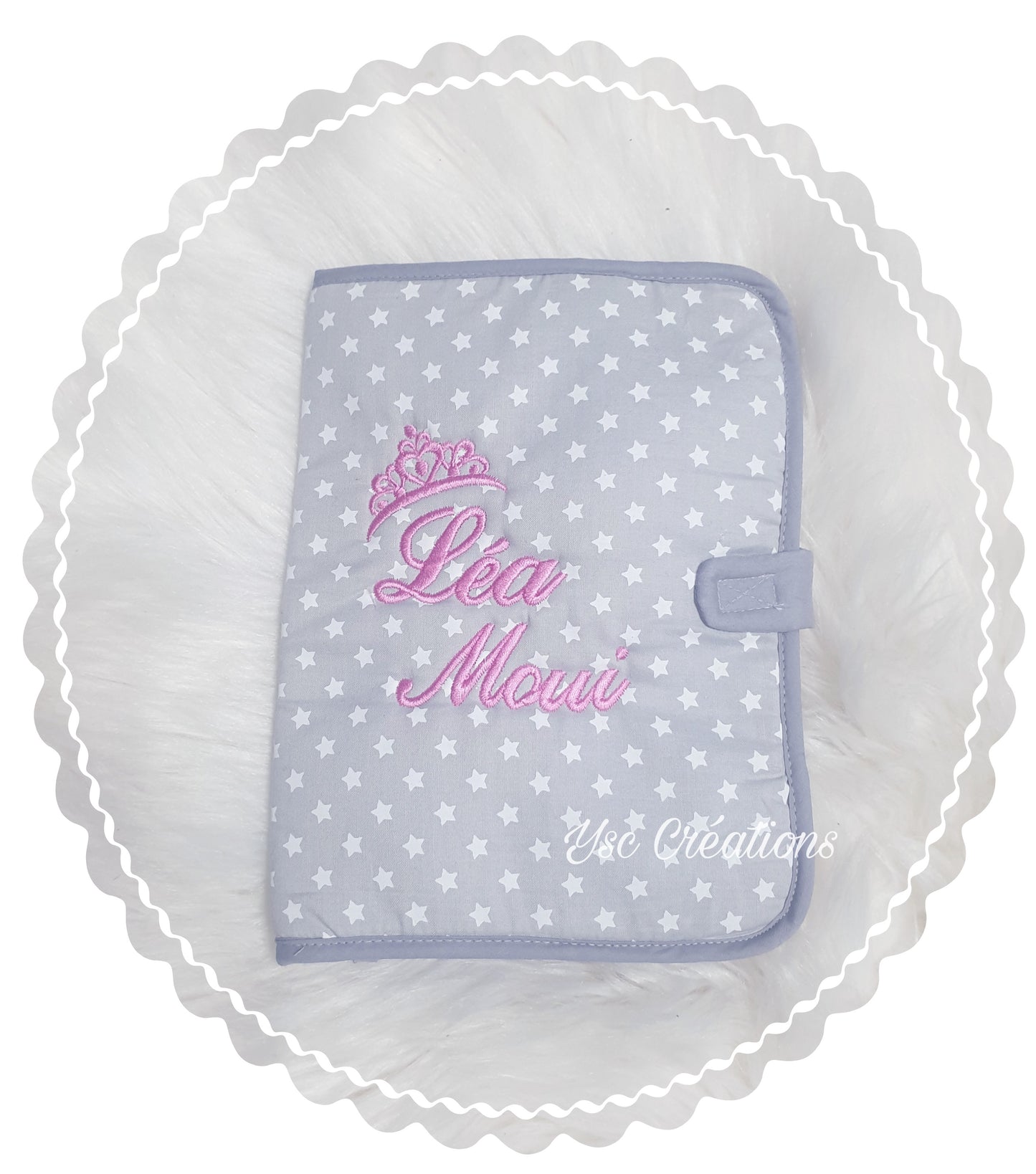 Protège carnet de santé personnalisé gris clair avec broderie prénom et étoiles blanches