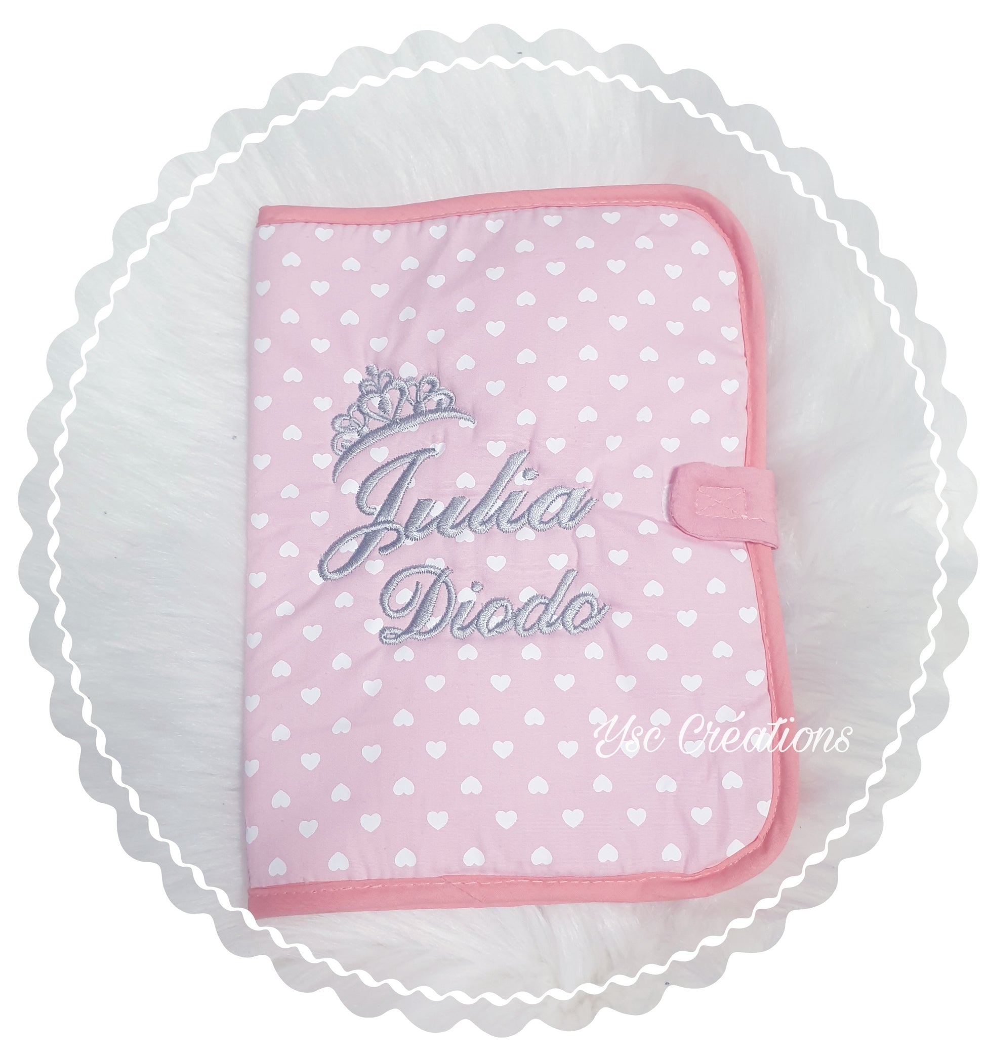 Protège carnet de santé personnalisé rose clair avec broderie prénom et petits cœurs blancs