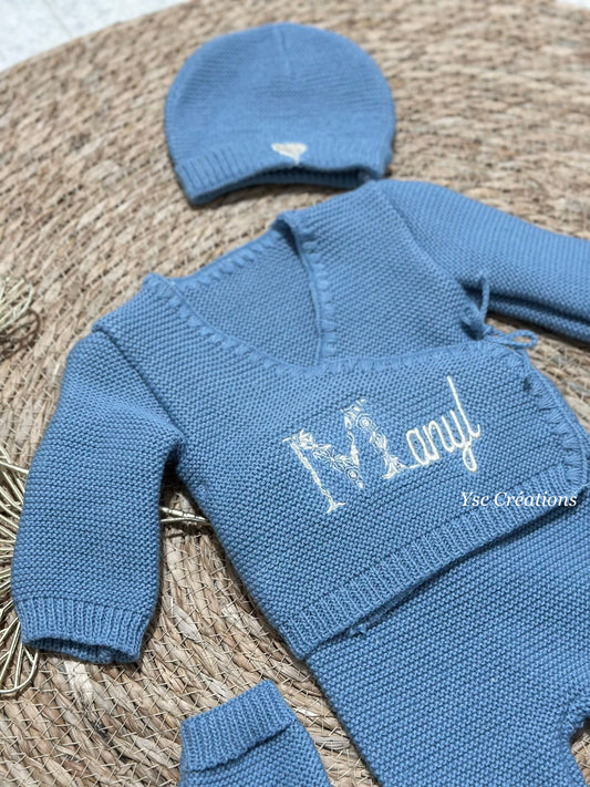 Gilet cache-cœur naissance personnalisé avec broderie du prénom première lettre fleurie