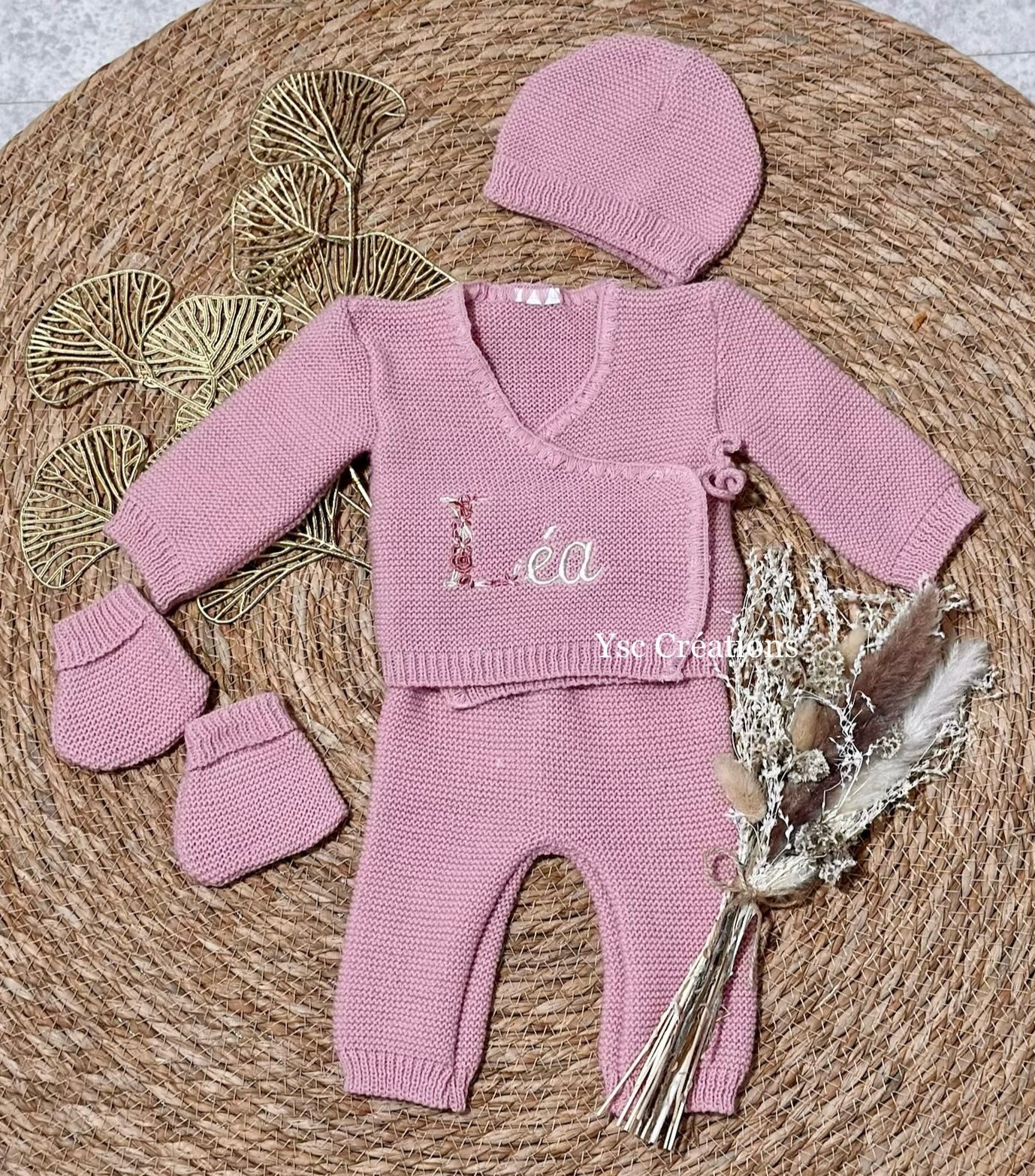 Broderie prénom bébé première lettre fleurie sur gilet de naissance personnalisé