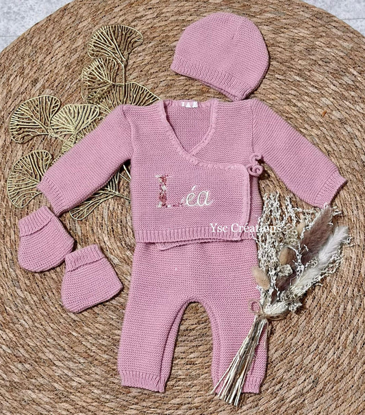 Broderie prénom bébé première lettre fleurie sur gilet de naissance personnalisé