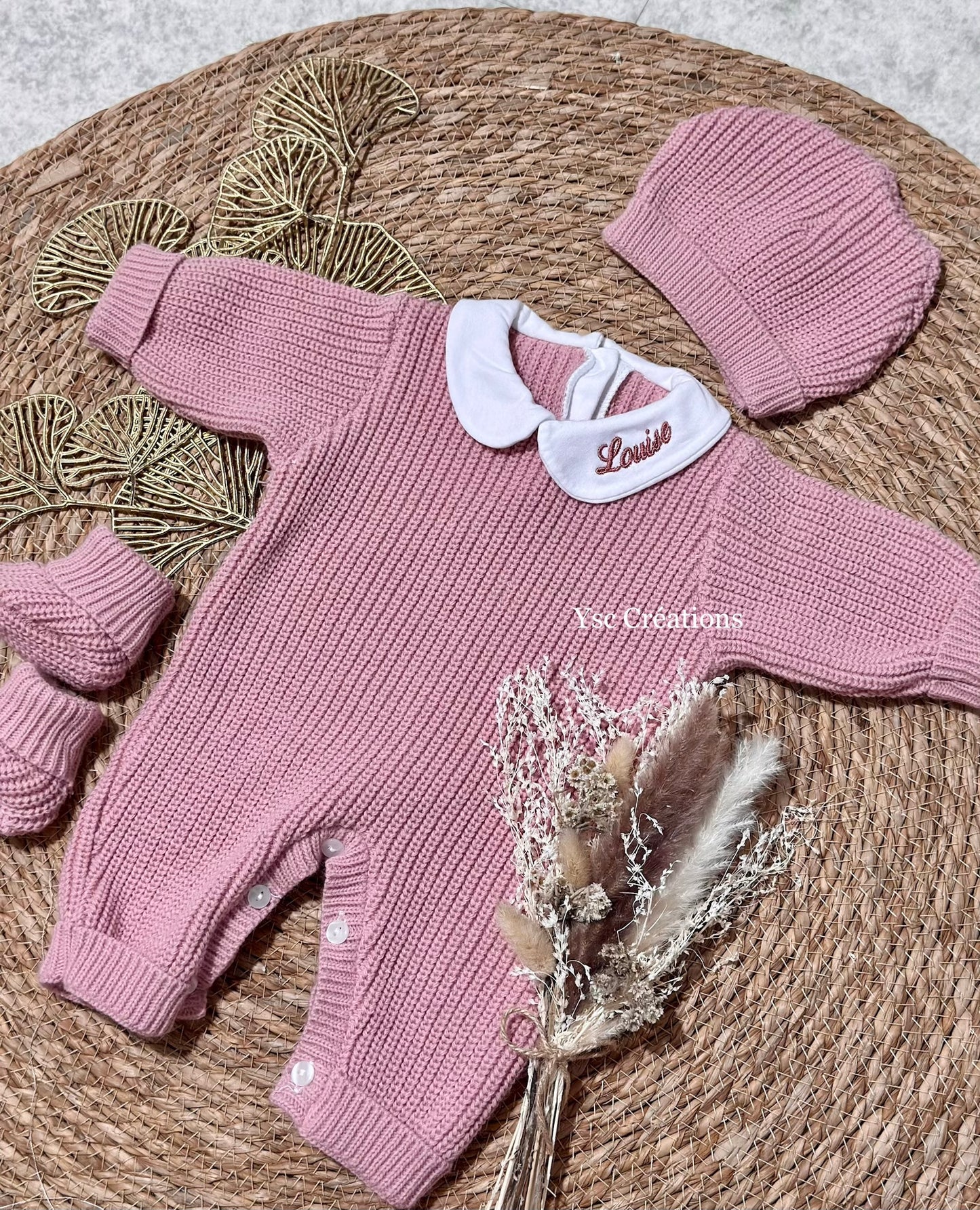 Broderie du prénom sur le col d’une tenue de naissance personnalisée haut de gamme