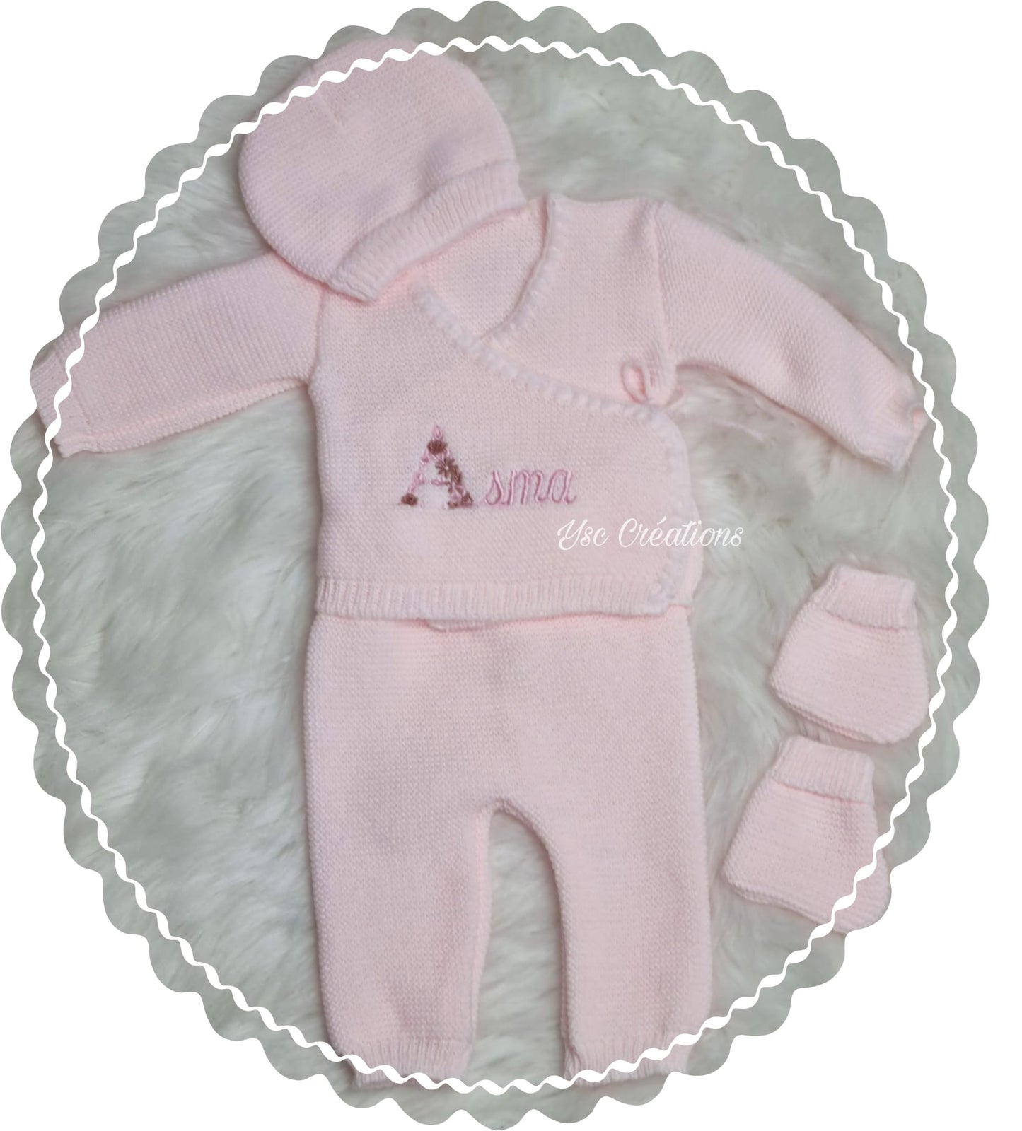 Tenue naissance personnalisée rose clair avec broderie première lettre fleurie sur le gilet