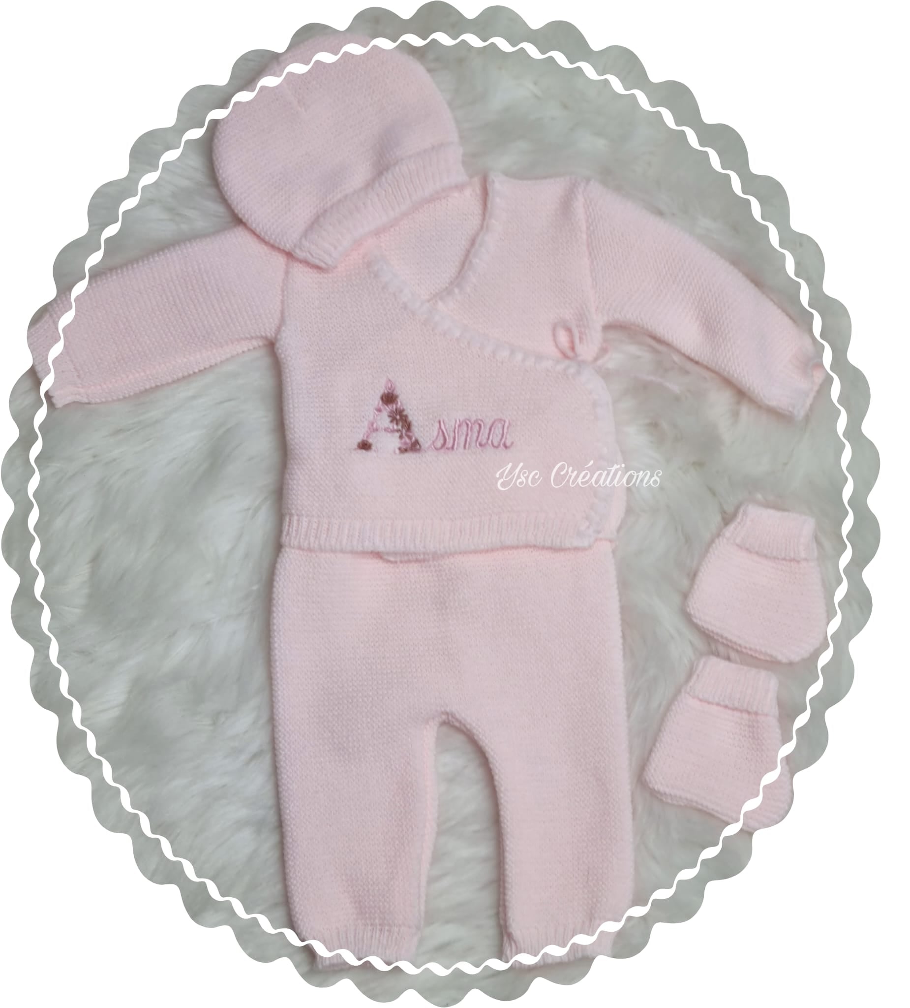 Tenue naissance personnalisée rose clair avec broderie première lettre fleurie sur le gilet
