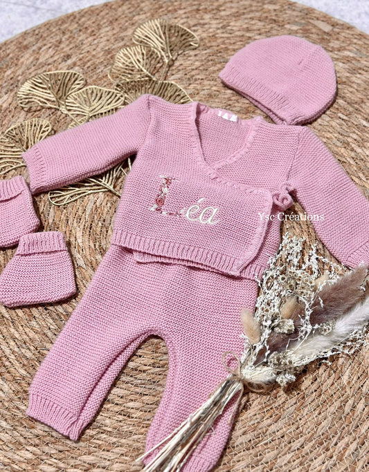 Tenue de naissance personnalisée avec broderie du prénom première lettre fleurie en maille tricot
