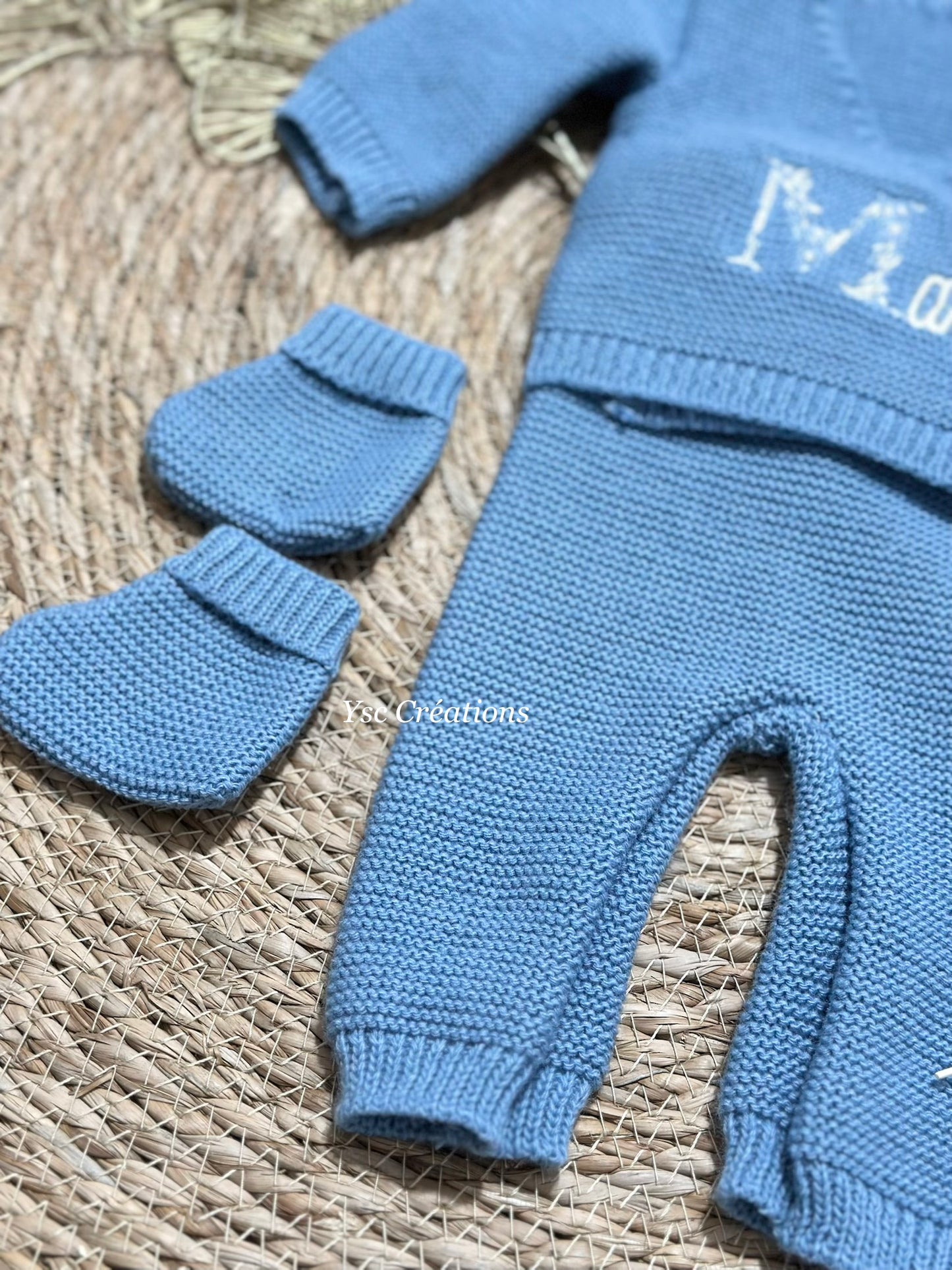 Ensemble naissance personnalisé bébé composé d’un gilet, pantalon, bonnet et chaussons